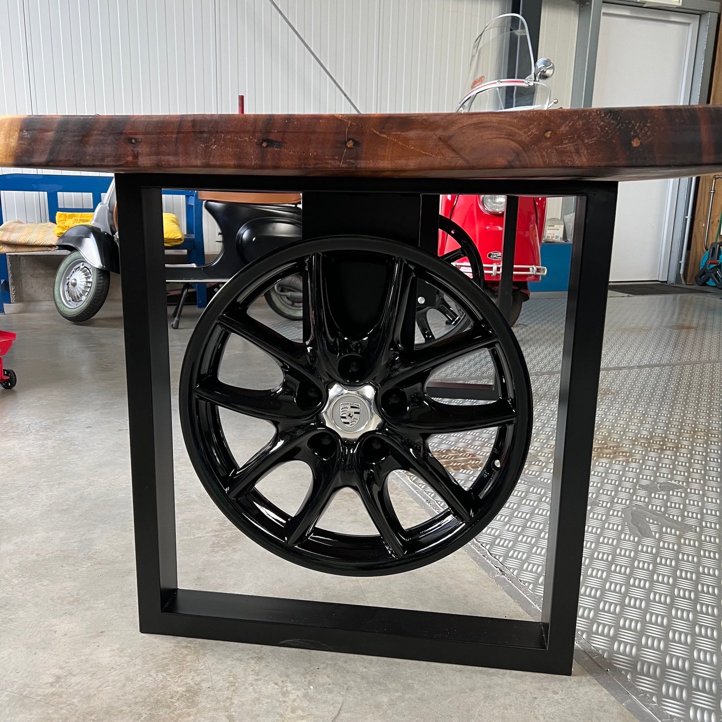 Unikat - Holztisch mit Sportauto Motiv