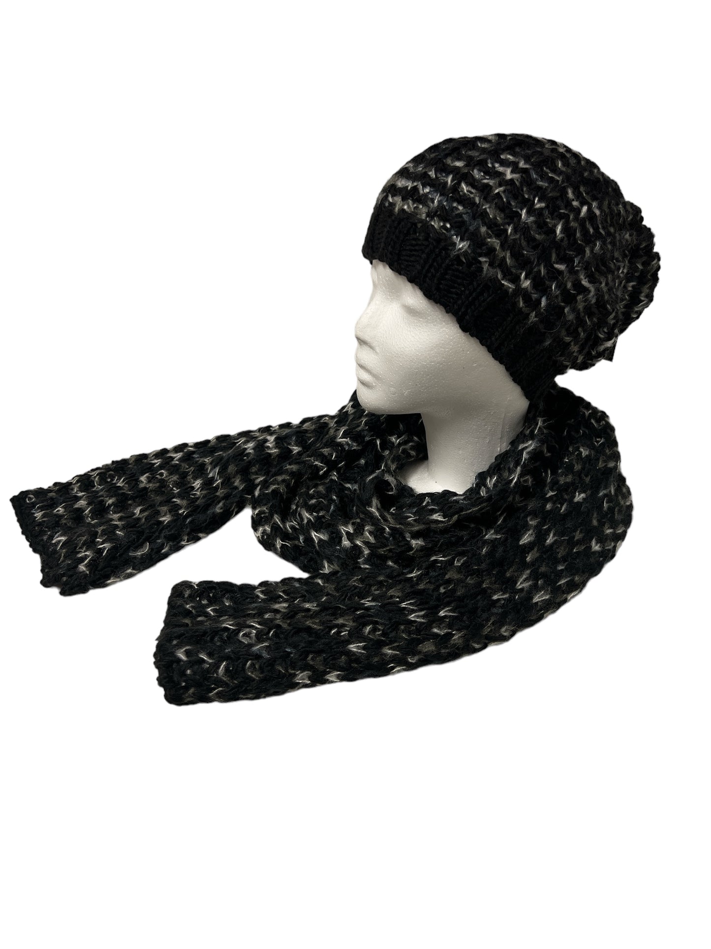 Winterset aus Schal und Mütze in Schwarz / Weiß gemustert