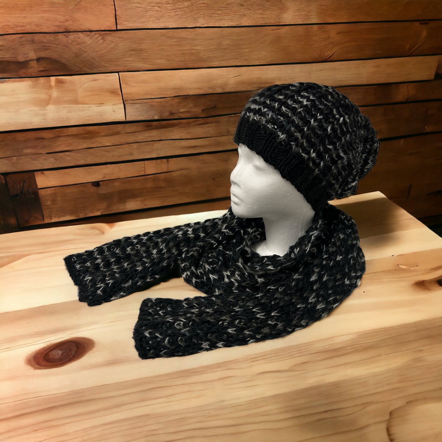 Winterset aus Schal und Mütze in Schwarz / Weiß gemustert