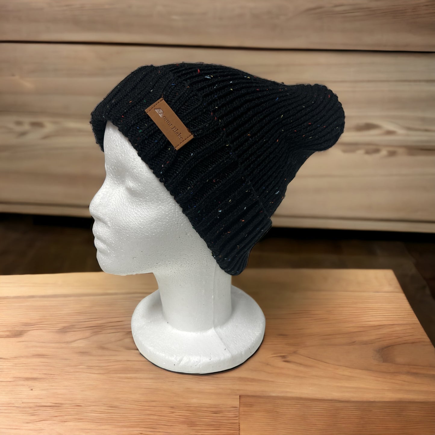 Warme und bequeme Beanie Strickmütze in Schwarz mit bunten kleinen Punkten