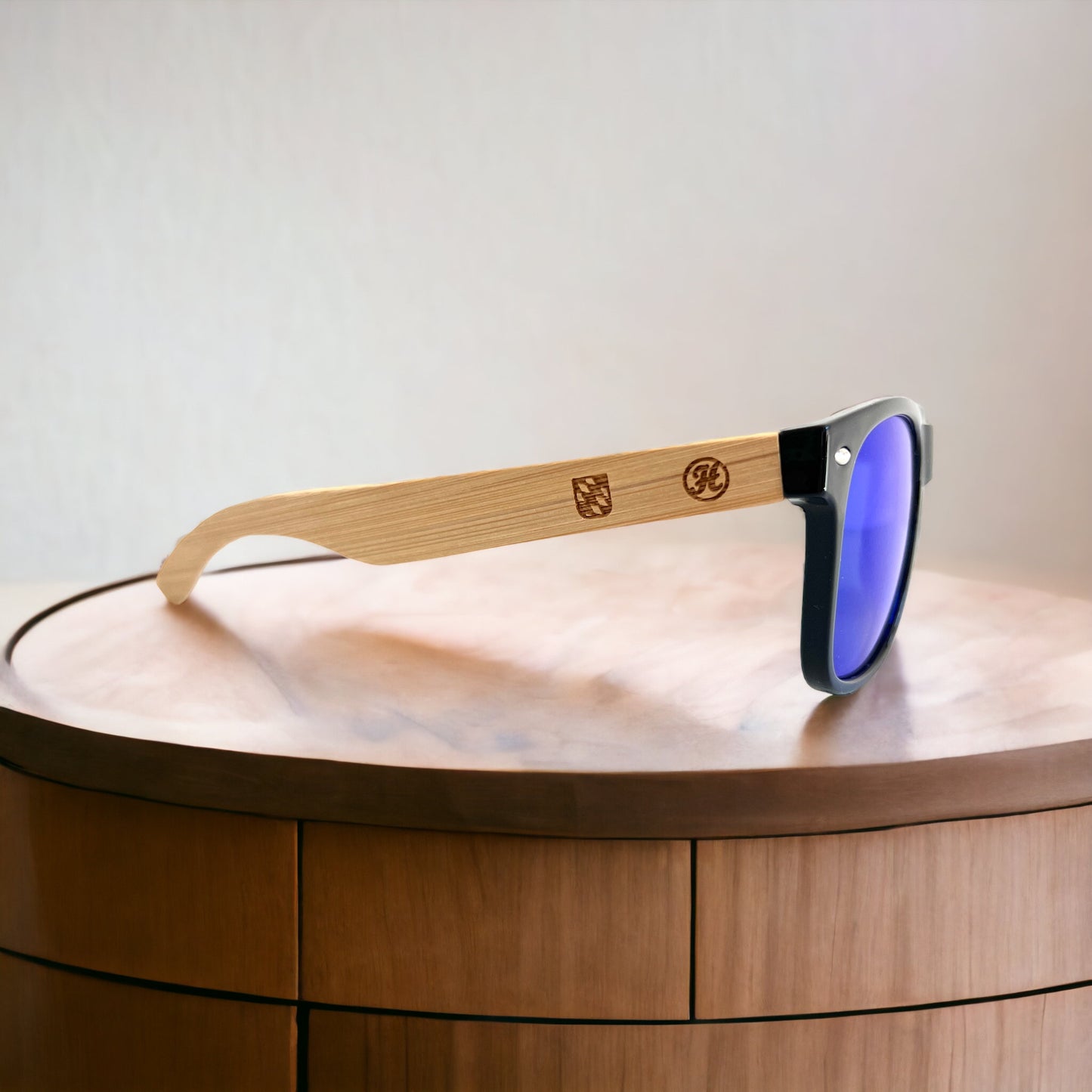 Sonnenbrille "Revoluzza" mit Etui und Tücher für die Brille