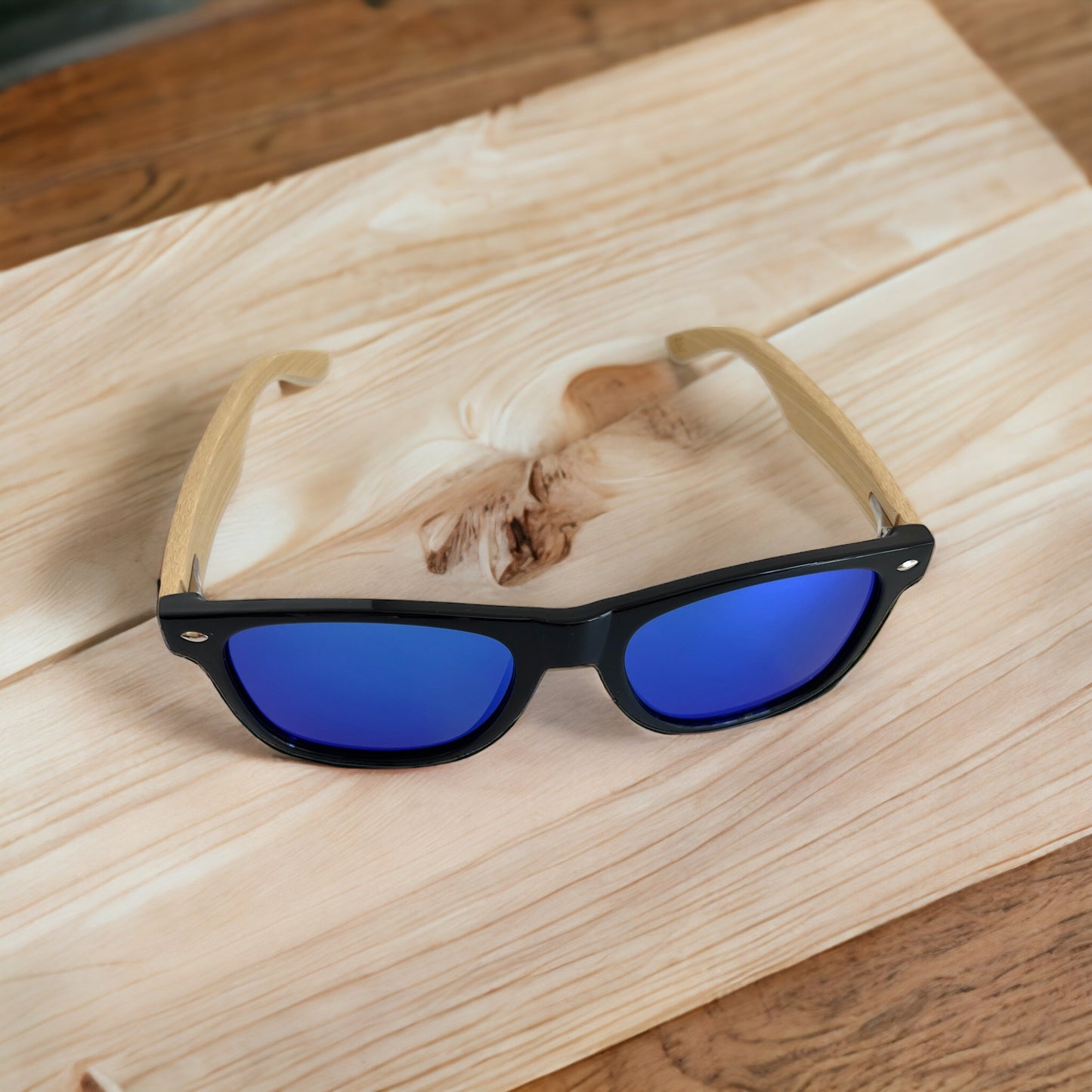 Personalisierbare Sonnenbrille Donau schwarz mit Etui und Tüchern für die Brille