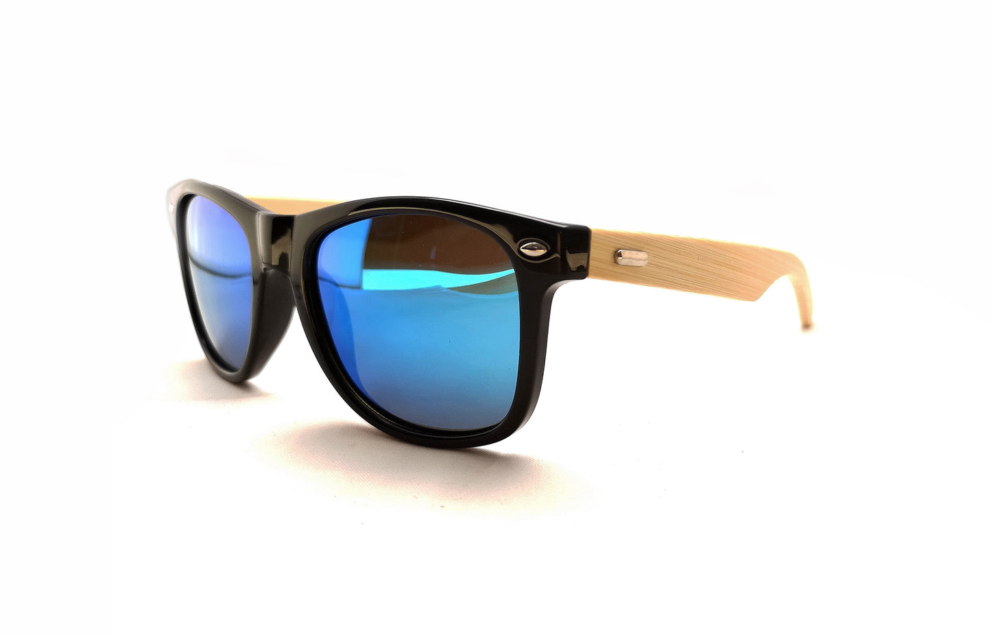 Personalisierbare Sonnenbrille Donau schwarz mit Etui und Tüchern für die Brille